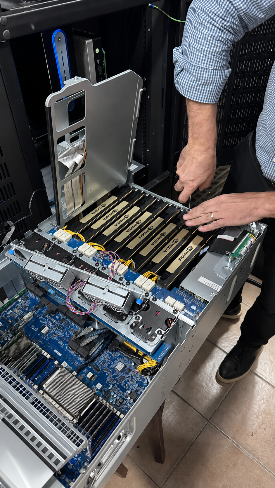 Servidor NVIDIA V100 SXM2 abierto — instalaci&oacute;n